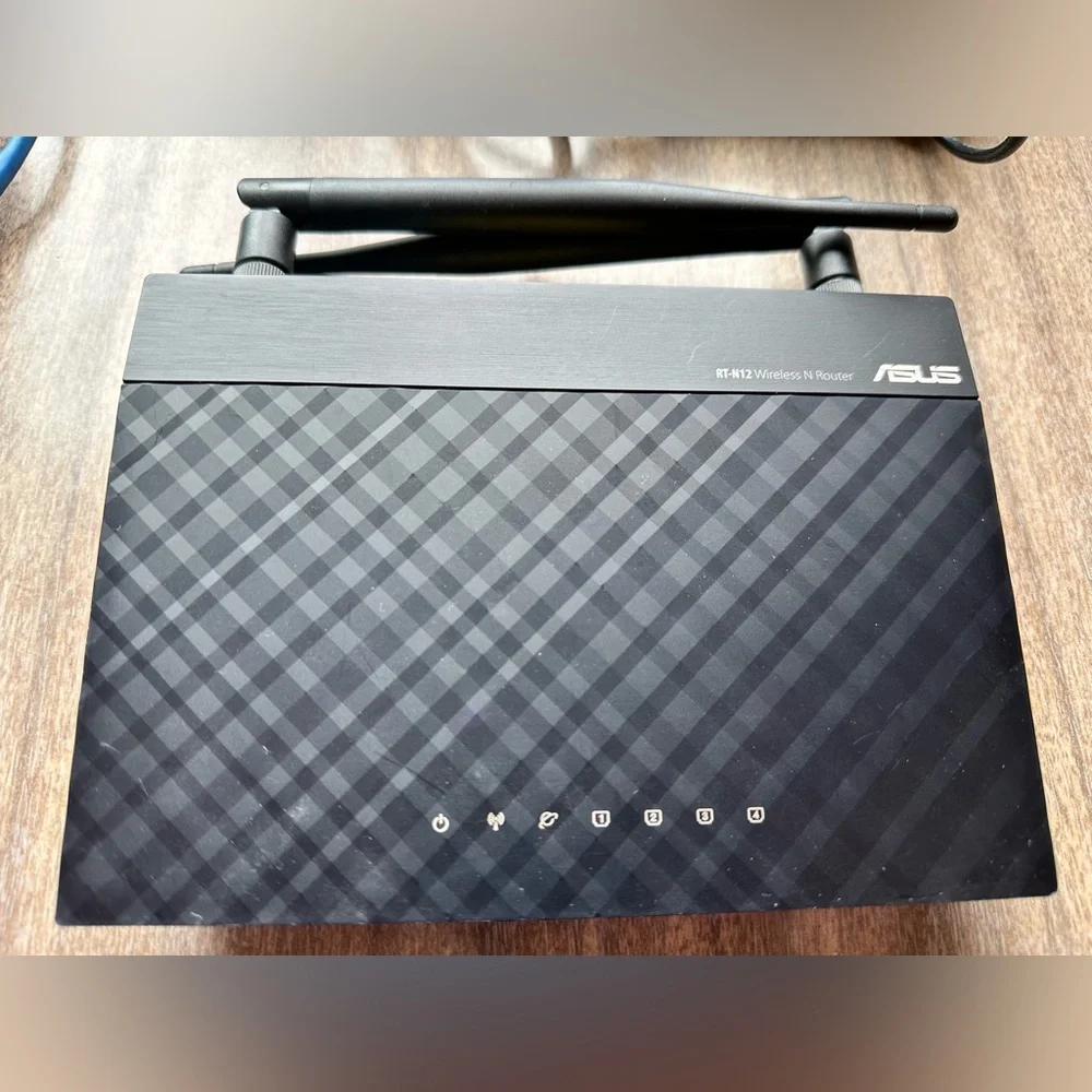 ASUS RT-N12 Wireless-N300 Router - Picture 2 of 8